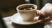 Beber café ao acordar faz mal? Sem comprovação, dúvida se espalha nas redes