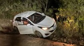 Mulher é encontrada esfaqueada dentro de carro no Paraná; homem diz que ela foi assaltada, mas vítima afirma que foi atacada por ele