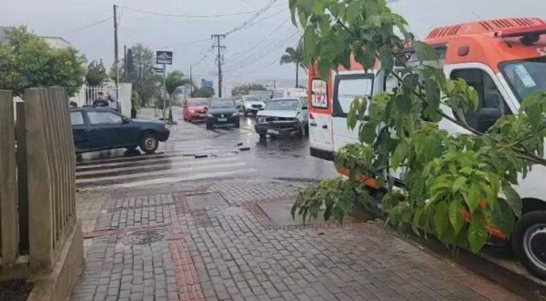 Colisão entre dois veículos é registrada; criança fica levemente ferida