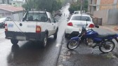 Acidente entre moto e carro deixa homem ferido