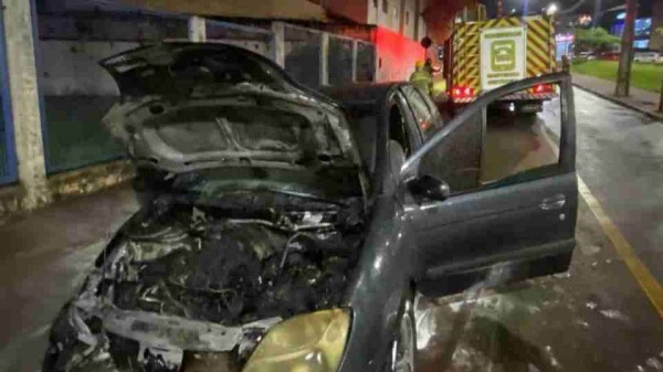 Carro pega fogo após pane mecânica e mobiliza Bombeiros