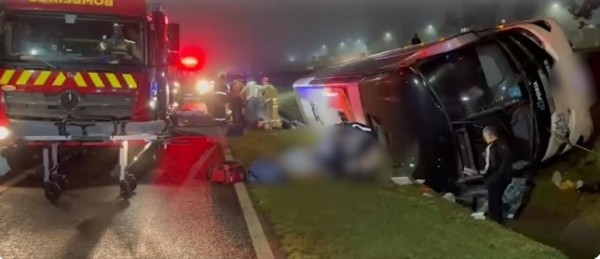 Turista morre e 12 pessoas ficam feridas em tombamento de ônibus