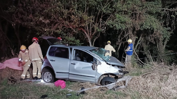 Mulher de 37 anos morre e socorrista do SAMU fica ferido em acidente na PR-483