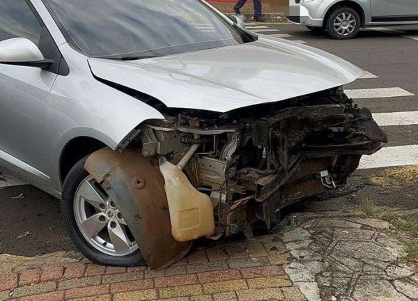 Colisão entre dois carros é registrada e versões divergem
