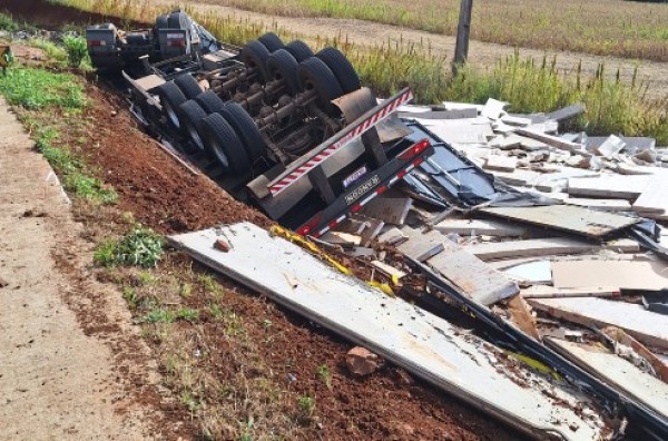 Capotamento de carreta deixa dois feridos na BR-163 em Guarujá do Sul