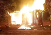 Casa é destruída por incêndio