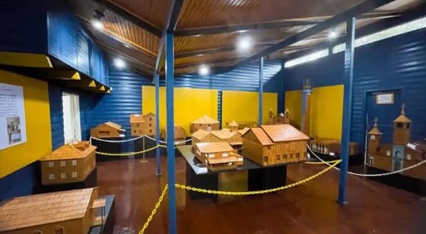 Artista beltronense expõe esculturas feitas com palitos no Museu da Colonização durante a Expobel