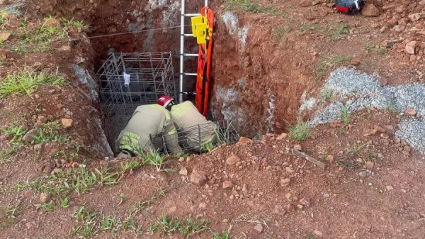 Motociclista cai em buraco de obra após tentar desviar de caminhão na Avenida Atílio Fontana 
