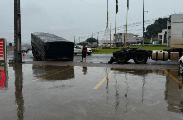 Semirreboque desengata de caminhão e deixa trânsito lento na Cidade Norte