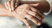 Tremor não é tudo: casos de Parkinson podem dobrar até 2050