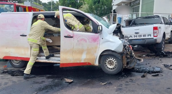 Forte colisão deixa dois feridos