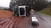 Caminhão tomba na PR 180 e motorista fica ferido