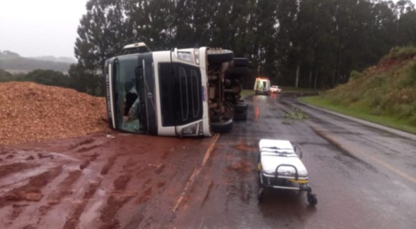 Caminhão tomba na PR 180 e motorista fica ferido