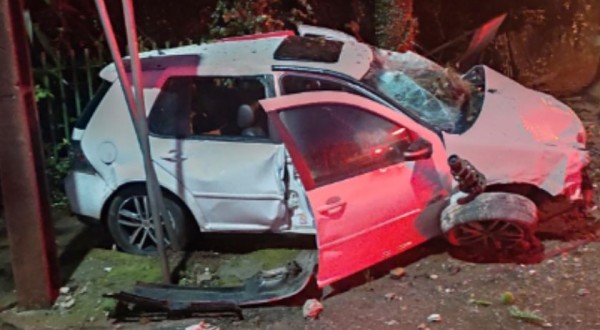 Grave acidente: Motorista bate em ponto de ônibus durante fuga da polícia