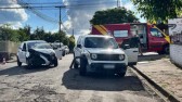 Condutora e pedestre ficam feridos após registro de colisão entre dois automóveis