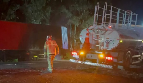 Incêndio em caminhão mobiliza bombeiros na PR-483