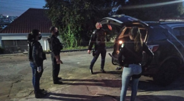 Mãe que vendia fotos eróticas da filha de 11 anos pela internet é presa