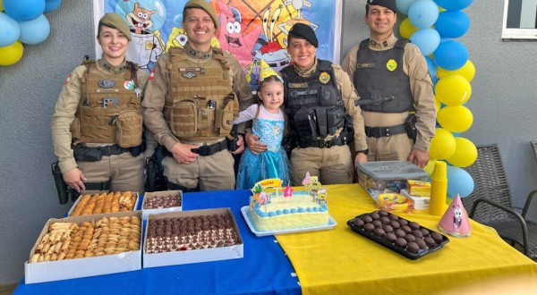 Pequena fã da PM ganha visita especial no dia do aniversário