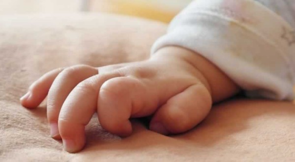 Bebê é salva após se engasgar com leite materno