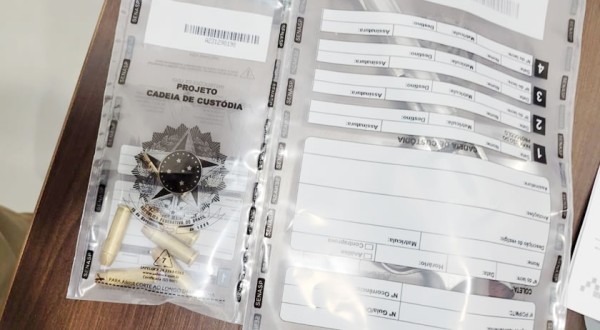 Homem é preso após fugir de abordagem e deixar revólver cair