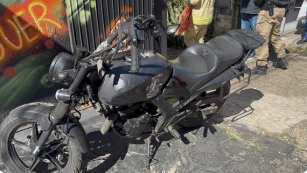 Motociclista fica ferido em acidente no centro