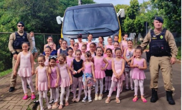 PM realiza transporte de 30 crianças para ensaio de apresentação artística