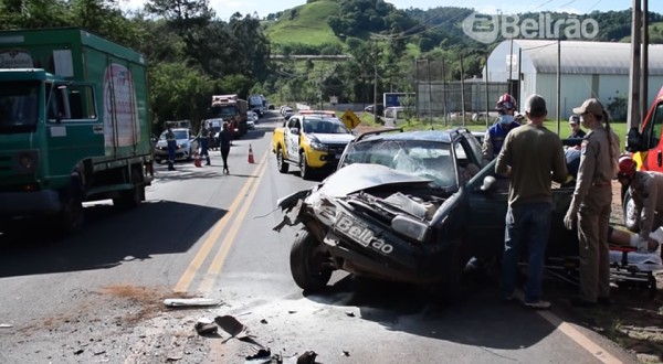 Ultrapassagem envolvendo carro e caminhão termina em acidente na PR-566