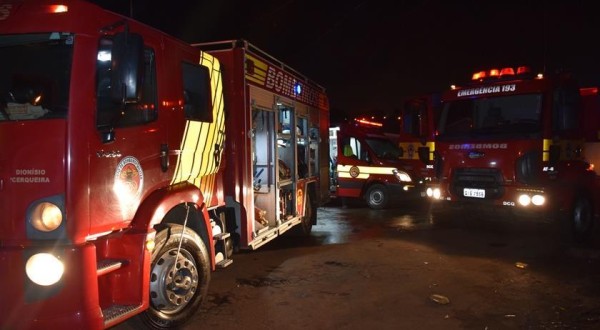 Incêndio consome por completo  galpão madeira