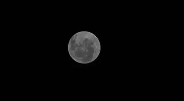 Artemis II consegue imagem inédita da Lua feita por humanos