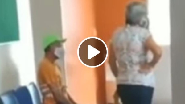 Mulher leva o marido amarrado para se vacinar contra Covid-19