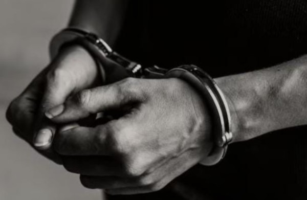 Homem com mandado de prisão em aberto é preso pela PM