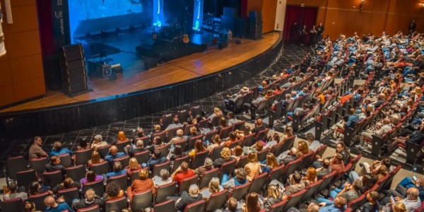 Almir Sater leva mais de mil pessoas ao Teatro Unisep
