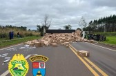 Carga de cigarro contrabandeado fica espalhado pela pista após caminhão bater em carro forte