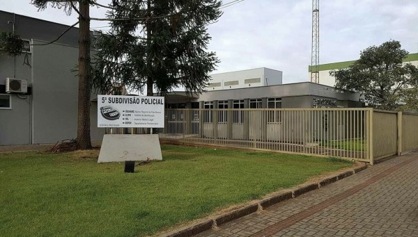 Mulher acusada de homicídio se apresenta a polícia