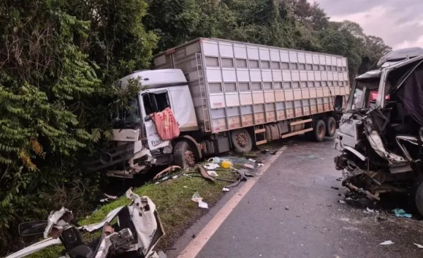 Colisão envolvendo dois caminhões e um carro interdita a BR-158