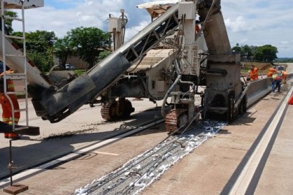 EPR Iguaçu implanta barreiras de segurança na BR-163 em Capitão Leônidas Marques