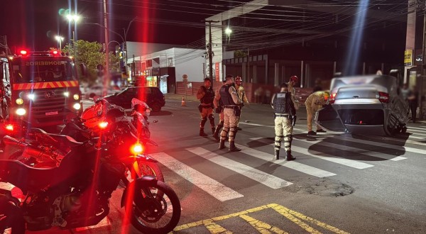 Colisão entre dois carros deixa mulher ferida no centro