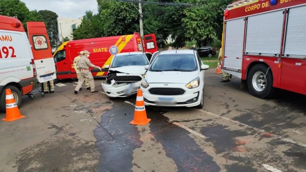 Colisão entre dois Ford / Ka deixa um dos motoristas ferido