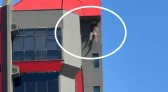 Corpo de Bombeiros salva homem que ameaçava se jogar de edíficio
