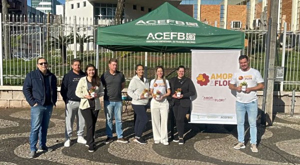 Projeto Amor em Flor comercializa canecas para ajudar pessoas em tratamento de câncer