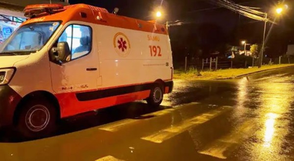 Colisão entre carro e moto deixa homem ferido no bairro Bom Pastor