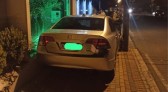 Condutor perde o controle e bate em carro estacionado e muro