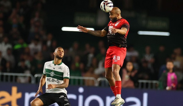 Em jogo com muitas faltas e polêmicas, Coritiba e Athletico ficam no empate sem gols