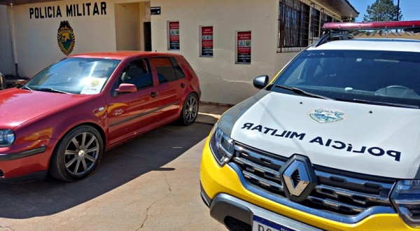 Dois homens são presos com carro furtado