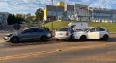 Duplo acidente próximo ao Hospital Regional deixa uma pessoa com ferimentos leves