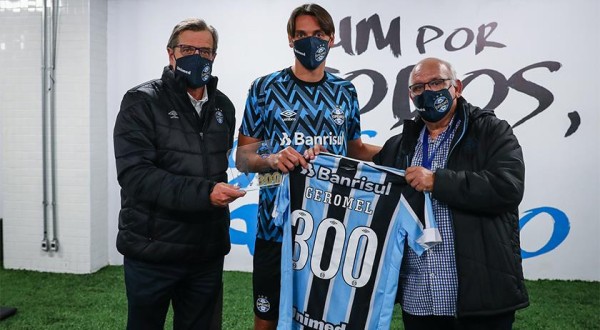 Geromel recebe homenagem pelos 300 jogos com o manto tricolor