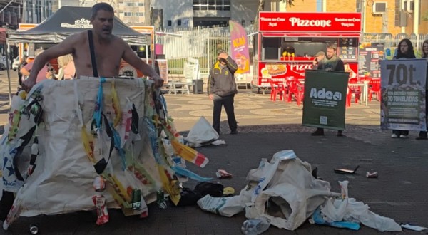 Ação no Centro alerta: cidade produz 70 toneladas de lixo por dia e recicla apenas 5%