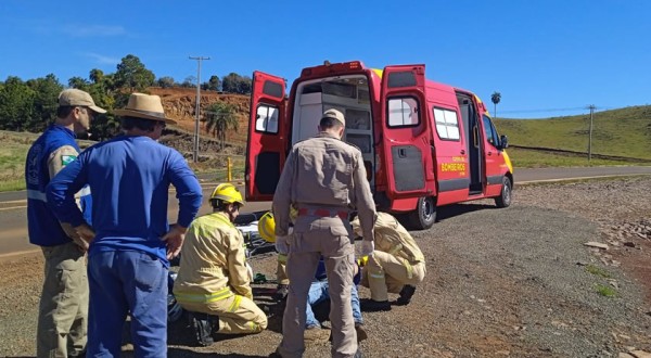 Motociclista fica ferido após colidir com placa de sinalização na PR-180
