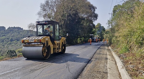 Obras de asfaltamento avançam na Sessão Jacaré