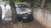 Mulher fica ferida em colisão entre dois automóveis